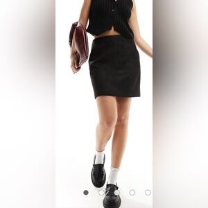 Vero Moda faux suede mini skirt in black exposed back zipper pockets size L